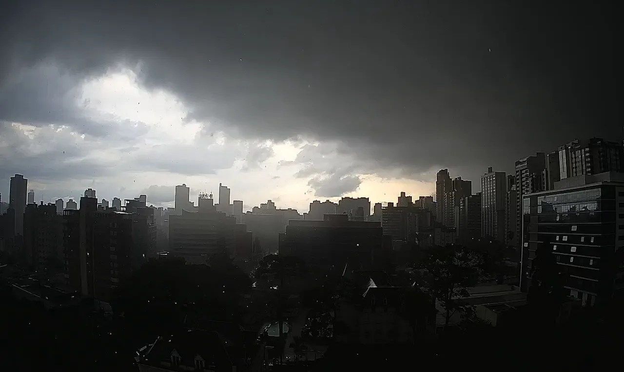 A imagem mostra o avan&ccedil;o de chuva intensa e uma cidade do Sul